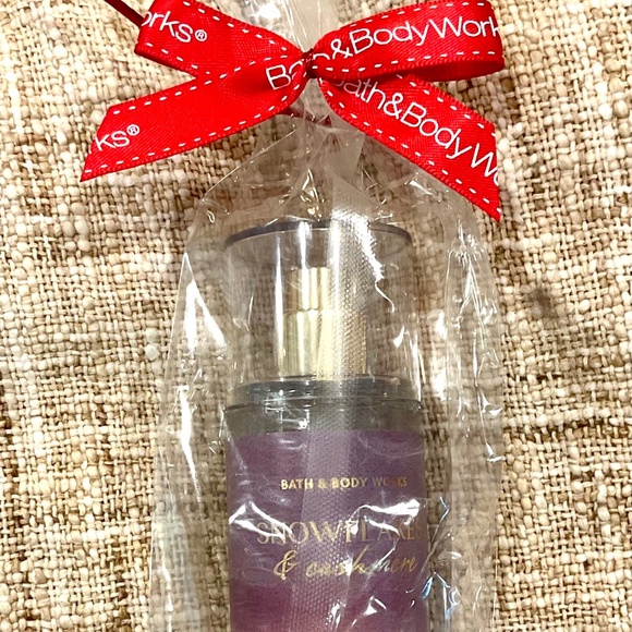 Bath and Body Works Snowflakes & Cashmere Fine Mist 8 oz, New Gift Bag🎁 - Picture 3 of 6